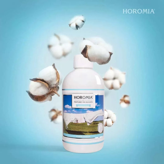 Horomia Wasparfum Fresh Cotton, witte flacon wasparfum met katoenbloesems op een blauwe achtergrond